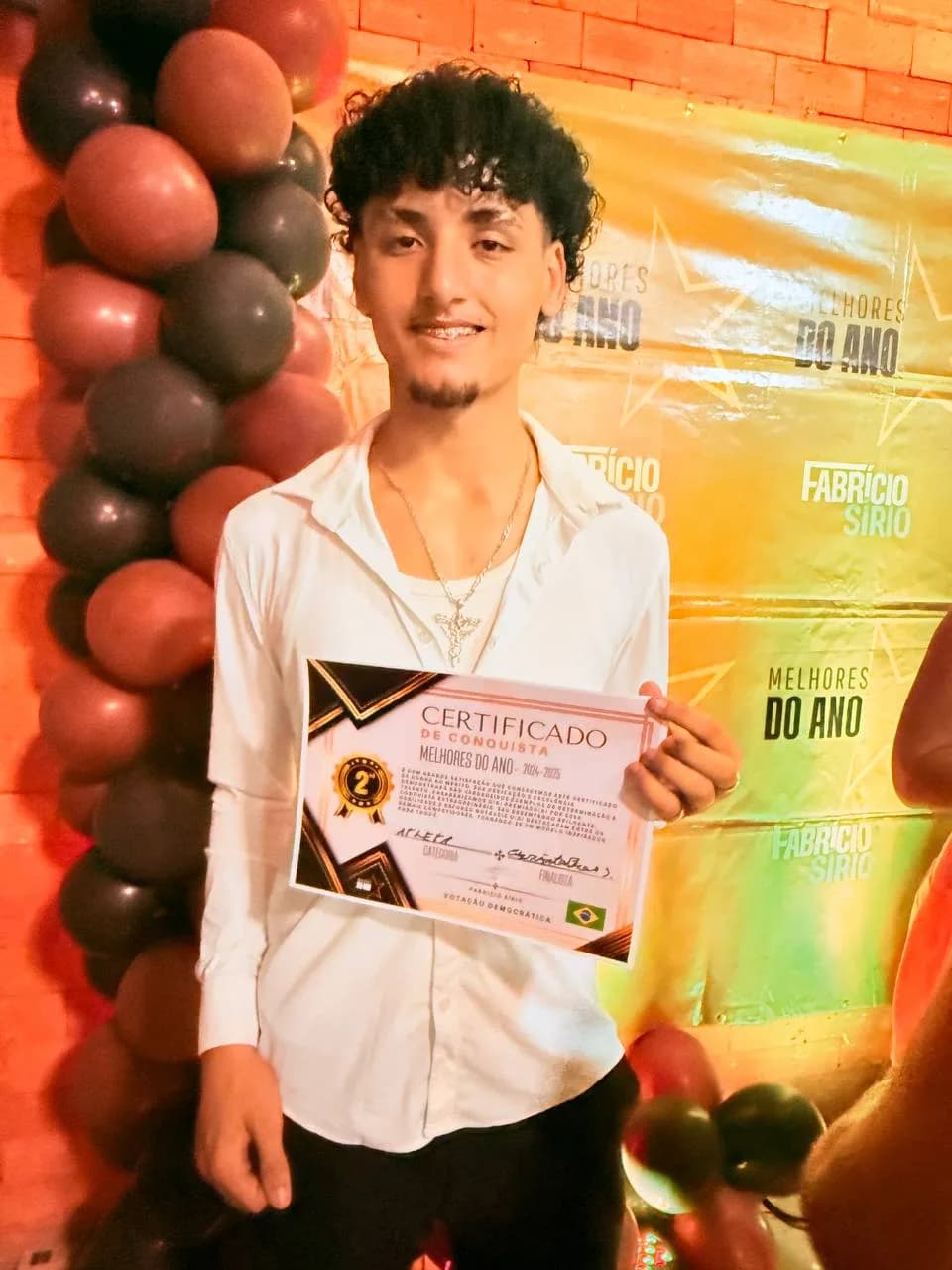 Christopher Shirato com o certificado de finalista do prêmio Melhores do Ano de Ribeirão das Neves