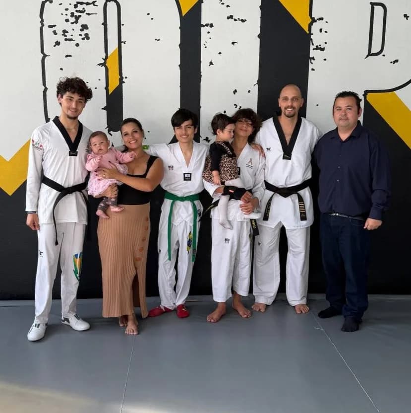 Famílias, atletas e professores reunidos no espaço de treino