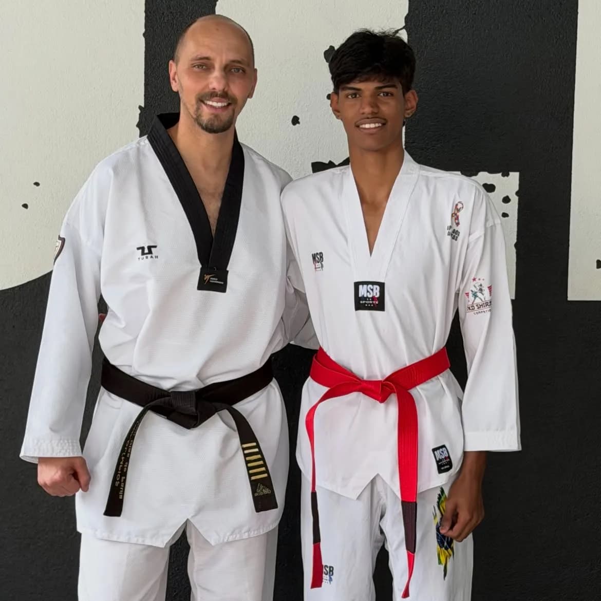 Professor do Instituto ao lado de atleta faixa vermelha