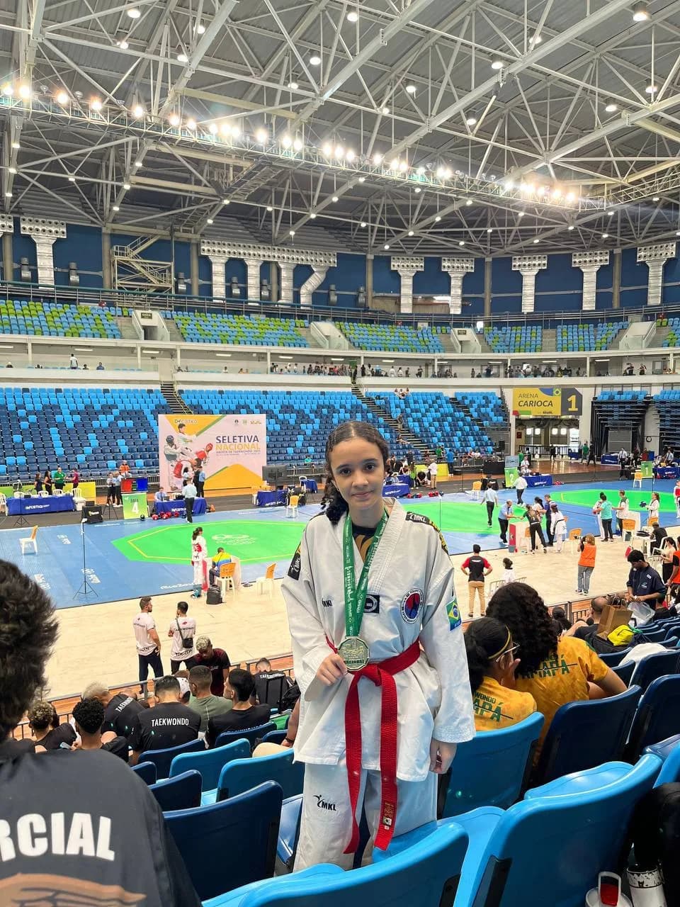 Yasmim Soares na Arena Carioca com a medalha de prata da Seletiva Nacional Aberta