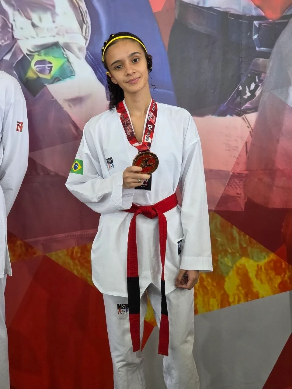 Yasmim Soares com a medalha de bronze, ainda faixa vermelha ponta preta