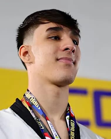 Davi Simin no pódio da Copa Regional, com a fita da medalha no pescoço