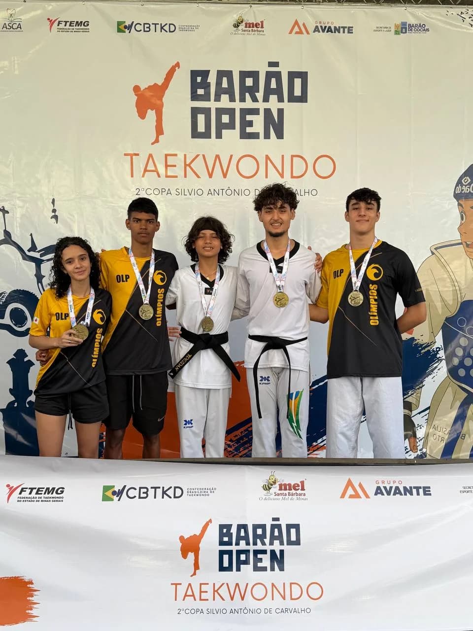Atletas do TKD Shirato Competidor com medalhas de ouro no pódio do Barão Open de Taekwondo