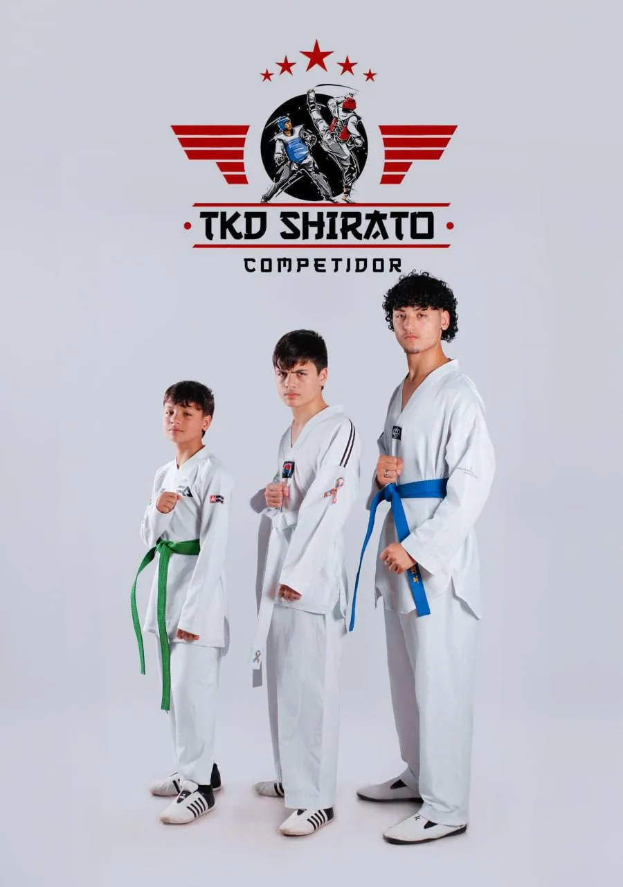 Três atletas do TKD Shirato Competidor em estúdio, de dobok e faixas verde, branca e azul, sob o emblema da equipe