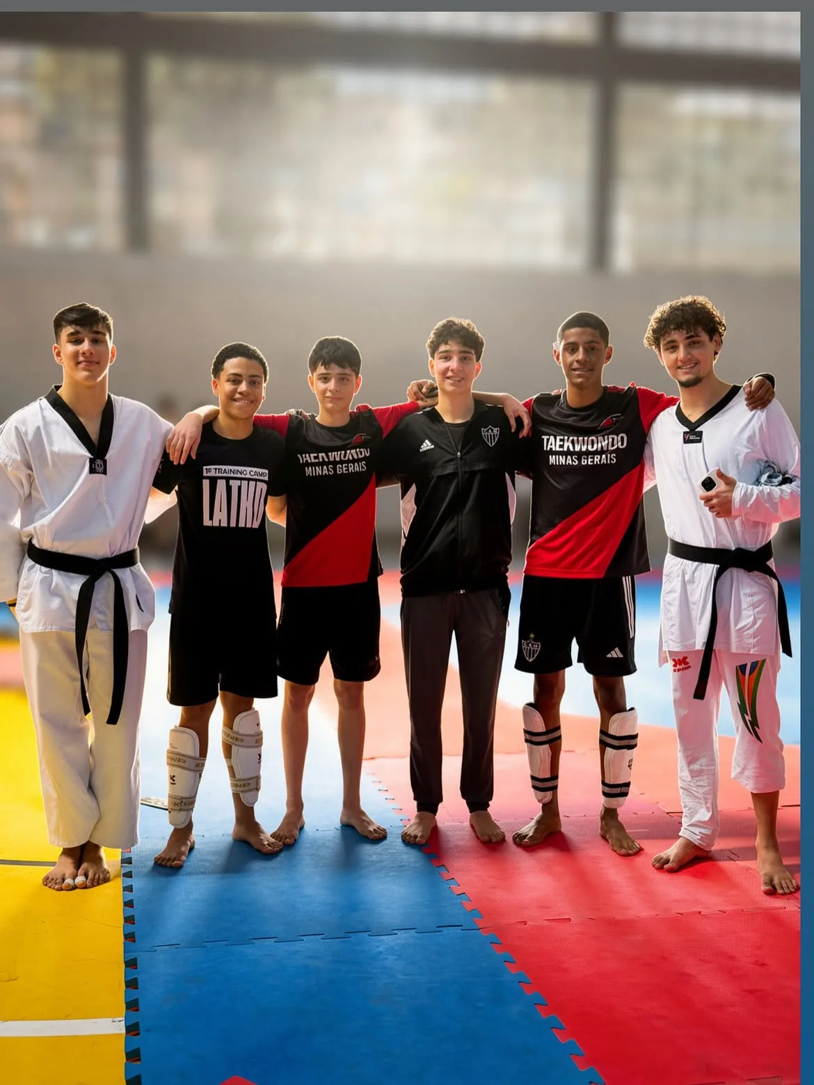Atletas do Instituto Shirato ao lado de convocados da seleção mineira em training camp